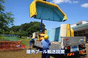 貨物コンテナを運ぶ大型ドライバー_7262