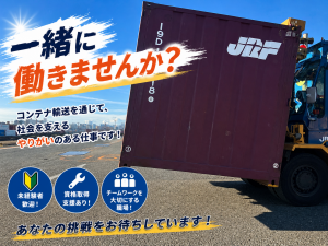 貨物コンテナを運ぶ大型牽引ドライバー_7742