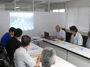 大型トラックの食品輸送ドライバー