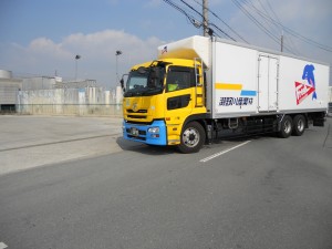 大型トラックの食品輸送ドライバー
