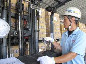 フォークリフトで食品の仕分け作業