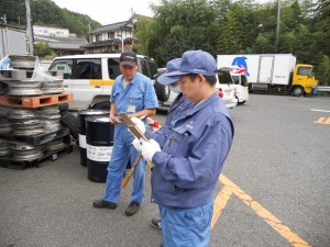 大型トラックの食品輸送ドライバー