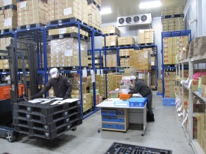 物流センターでの仕分け作業スタッフ