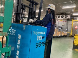 フォークリフトで食品の仕分け作業