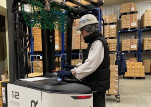 フォークリフトで食品の仕分け作業