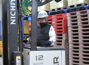 フォークリフトで食品の仕分け作業