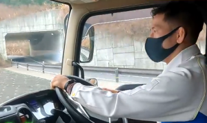 大型トラックの食品輸送ドライバー