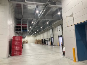 物流倉庫のリフト作業スタッフ