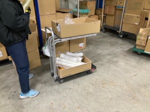 物流センターでの仕分け作業スタッフ