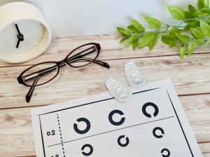 メガネ専門店での接客スタッフ