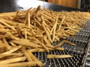 包装ライン（さつま芋製品）でのダンボールへの箱詰め梱包などυ