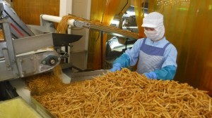 包装ライン（さつま芋製品）でのダンボールへの箱詰め梱包などυ