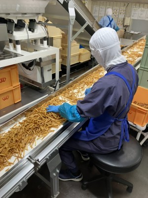 スイートポテト工場で製品パッケージの検品などυ