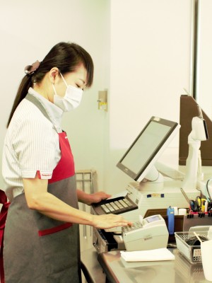 ダイニングホール／土日休み