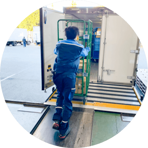 トラックへ商品を積み込み