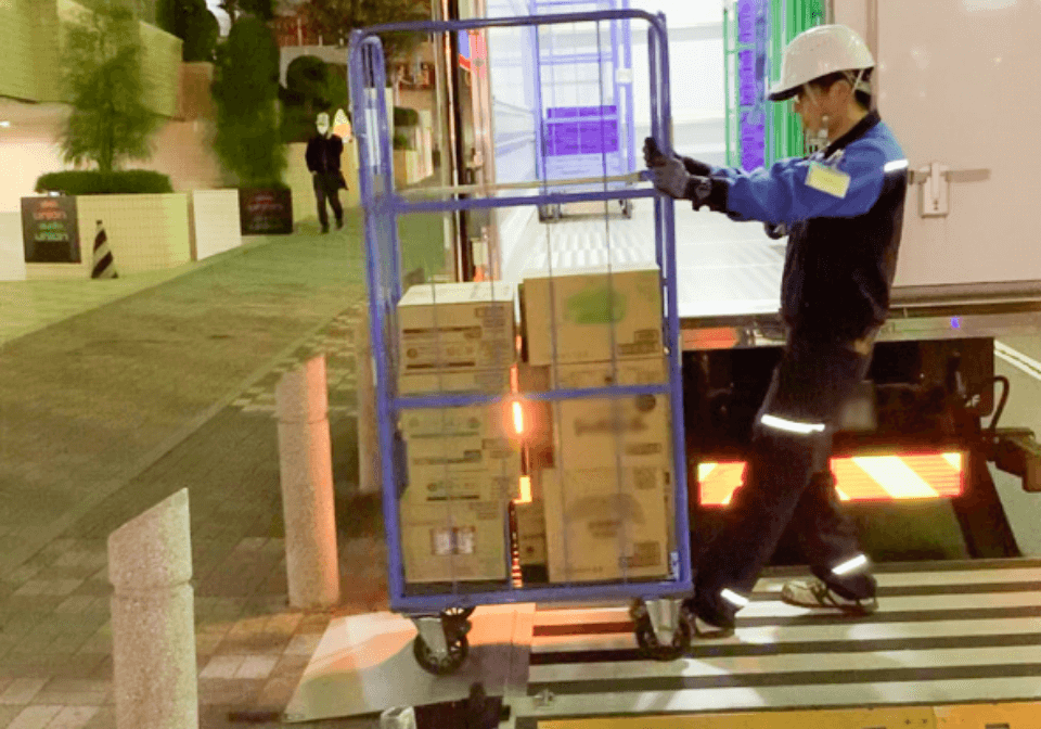 商品をトラックから運ぶ様子
