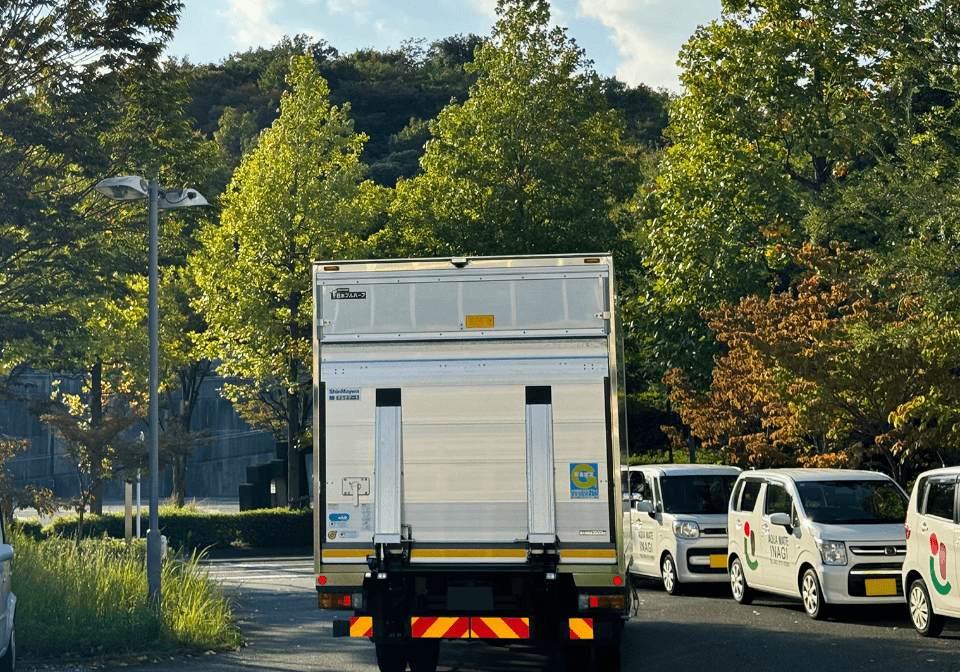 配達しているトラック