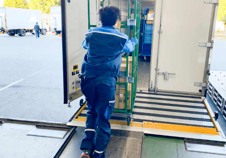 商品をトラックに積み込む社員