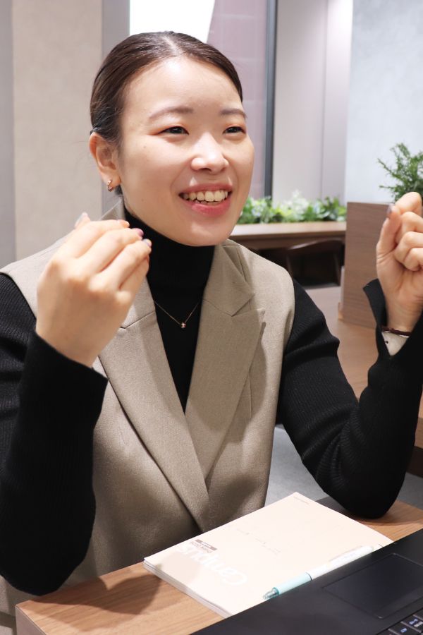 仕事をする女性従業員