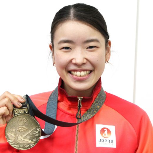 金メダルを持つ女性従業員