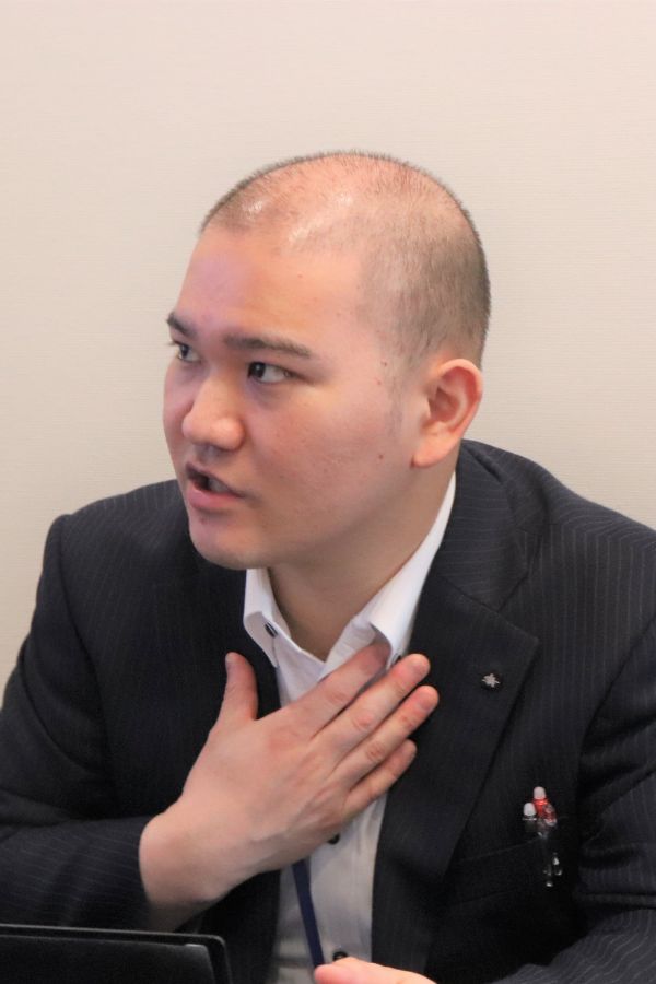 打ち合わせをする男性従業員