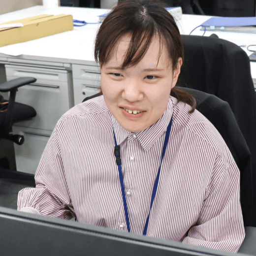 笑顔で上下肢障がいの女性従業員は仕事をしている