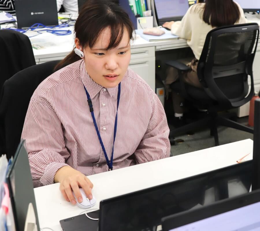 上下肢障がいの女性従業員。