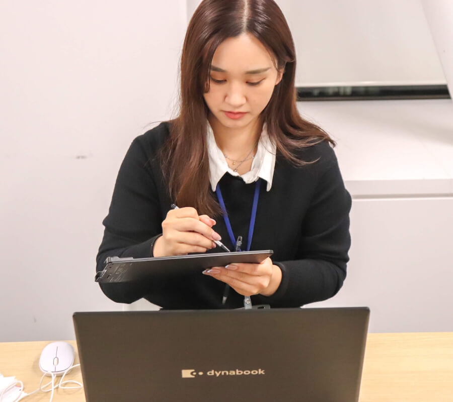 聴覚障がいの女性従業員