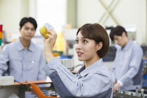 手のひらサイズの自動車用部品の検査業務