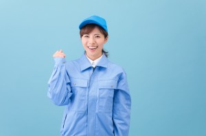 パイプに防音シートを巻き付ける軽作業