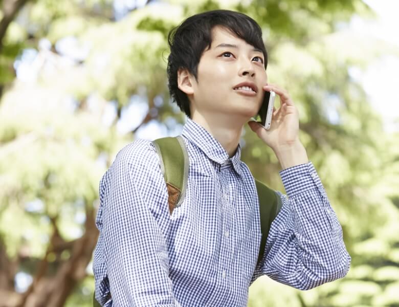 電話をかける男性