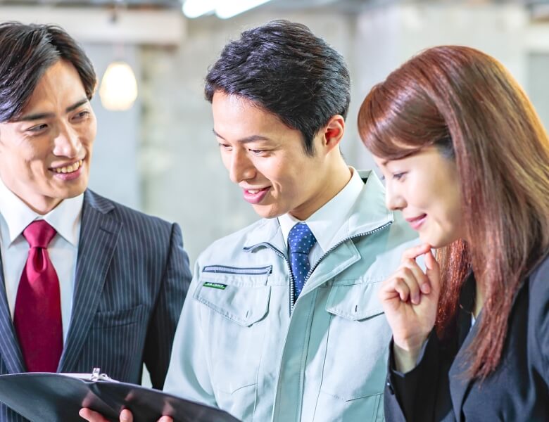 打ち合わせをする従業員