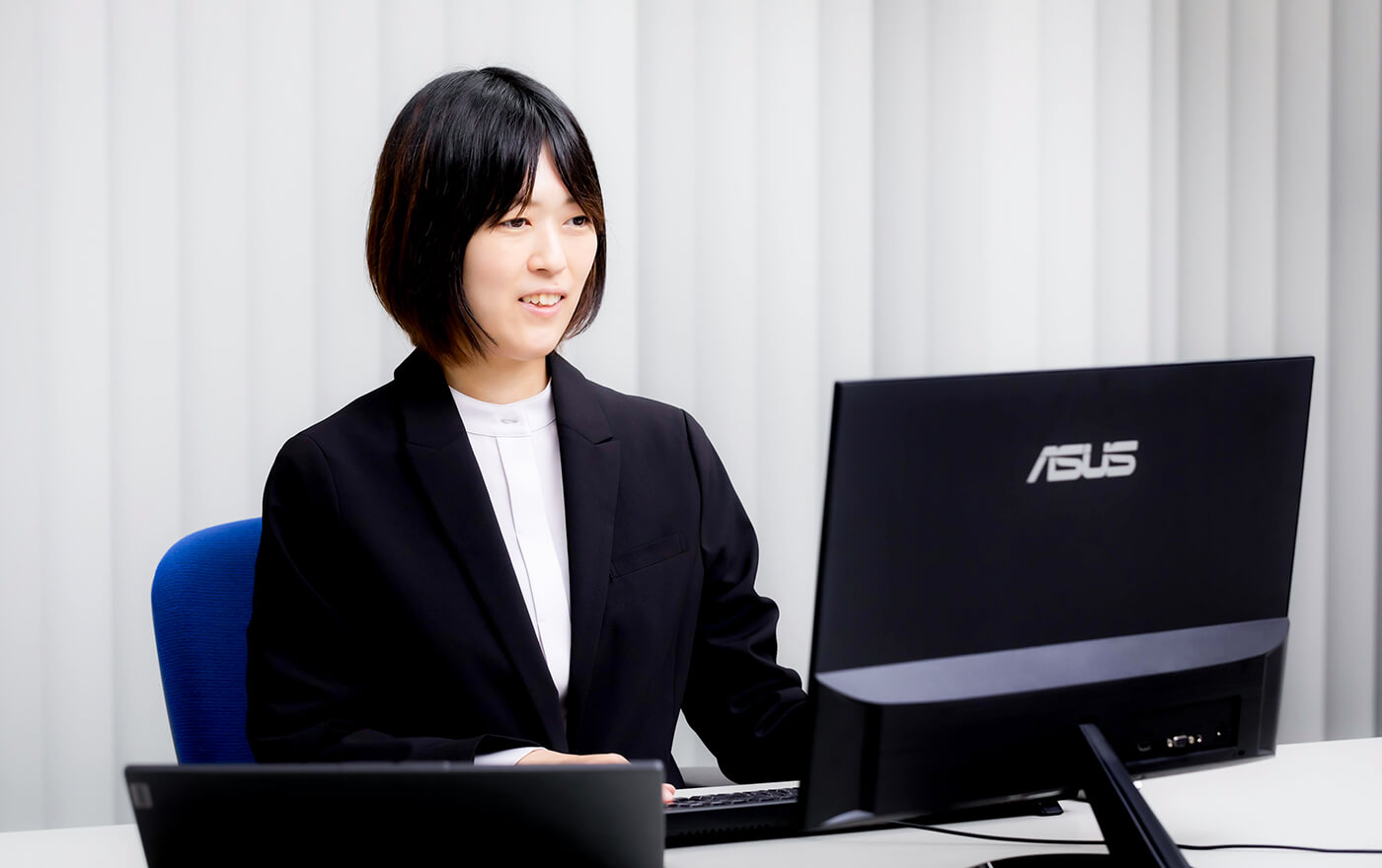 PCに向かう女性社員