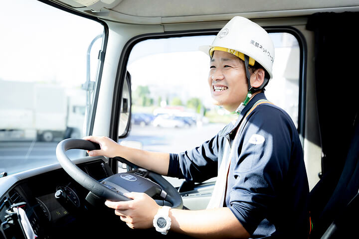 運転する男性