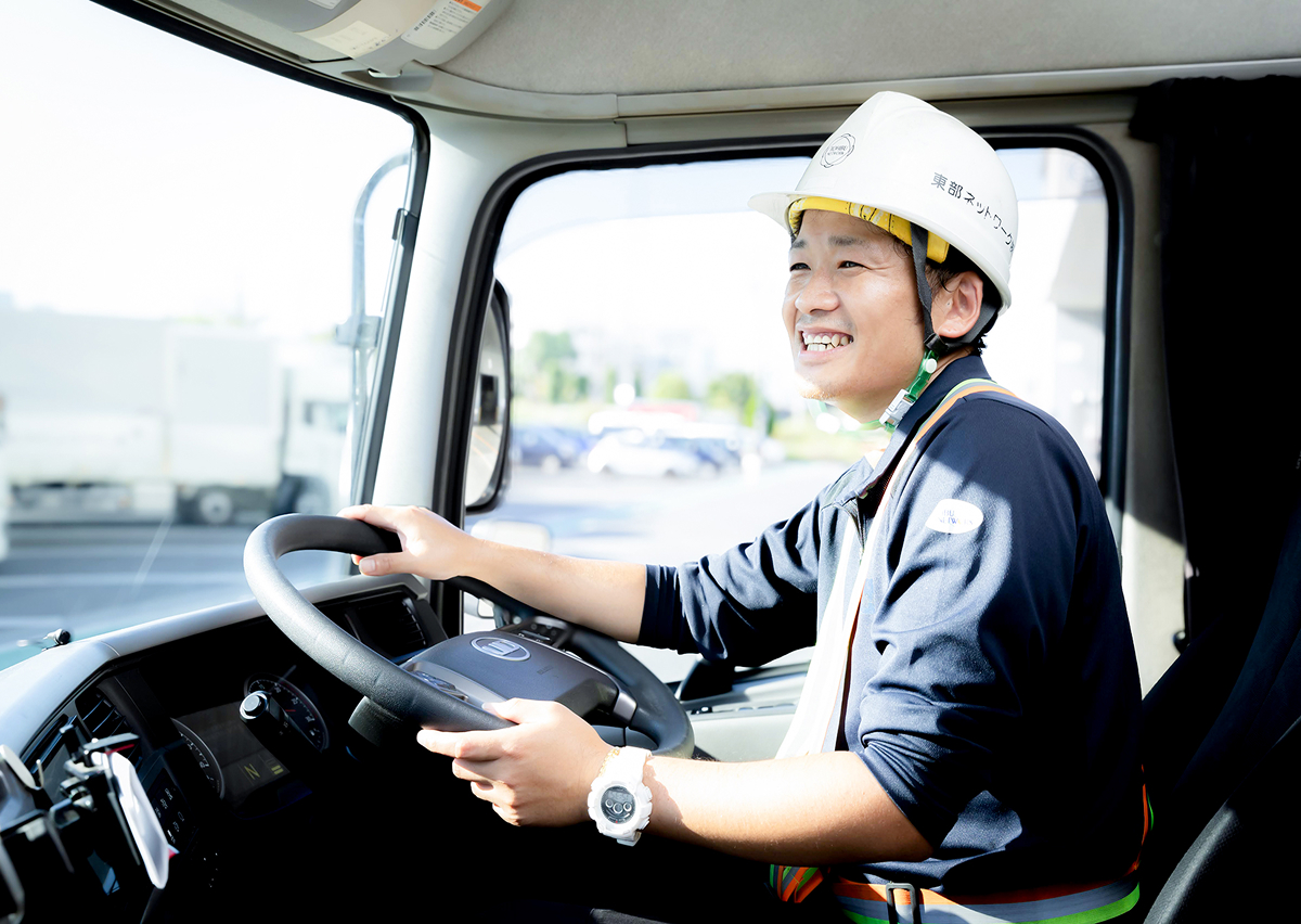 運転する男性ドライバー