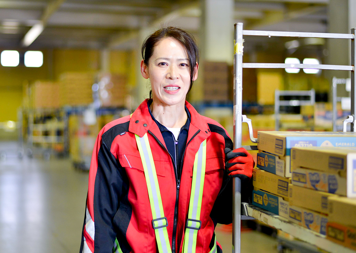 作業着の女性社員
