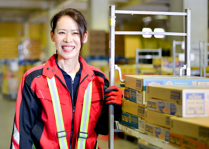 笑顔の作業着の女性社員