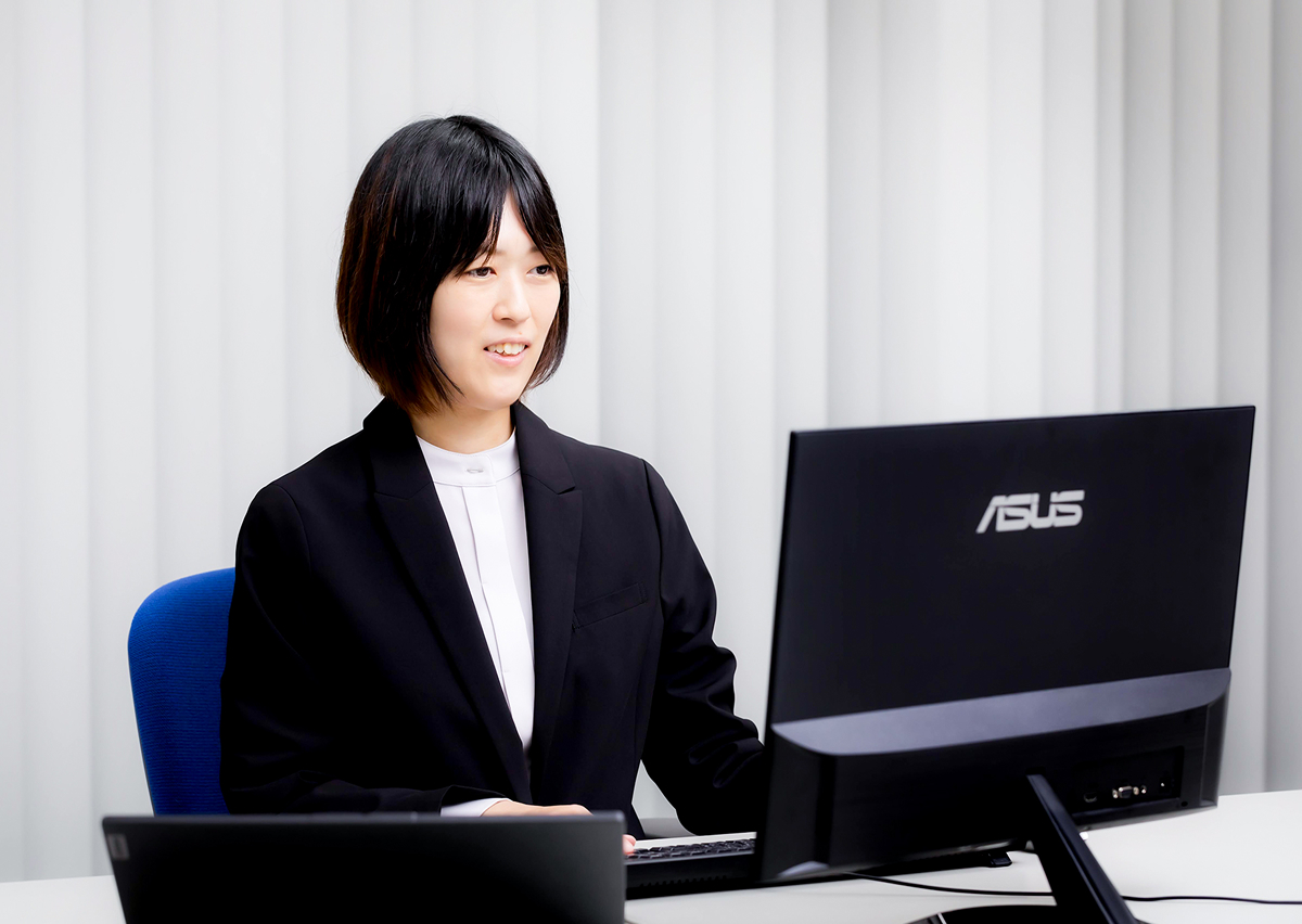 PCに向かう女性社員