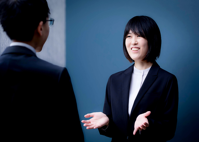 対話する女性社員