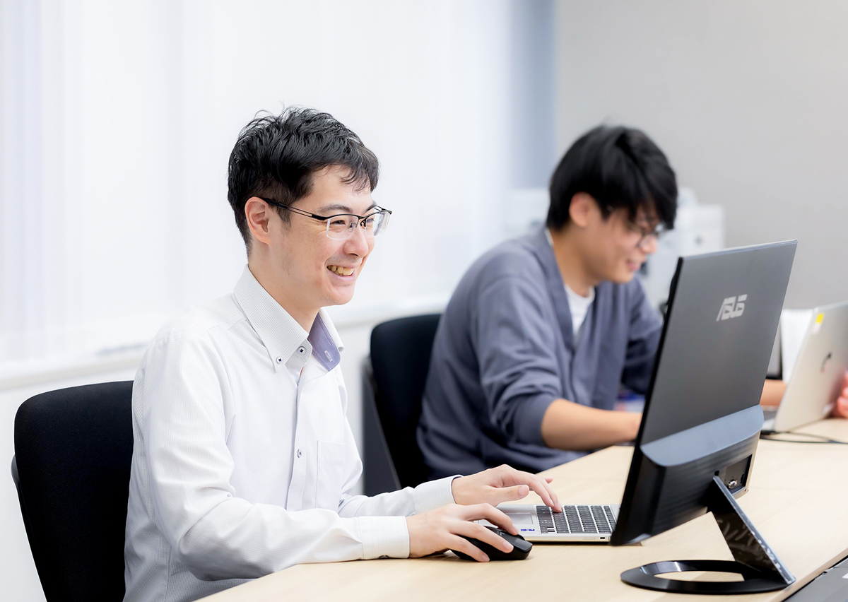 PCに向かう男性社員