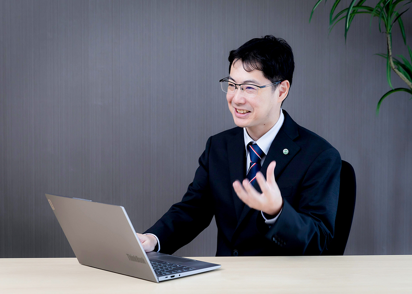 笑顔の男性社員