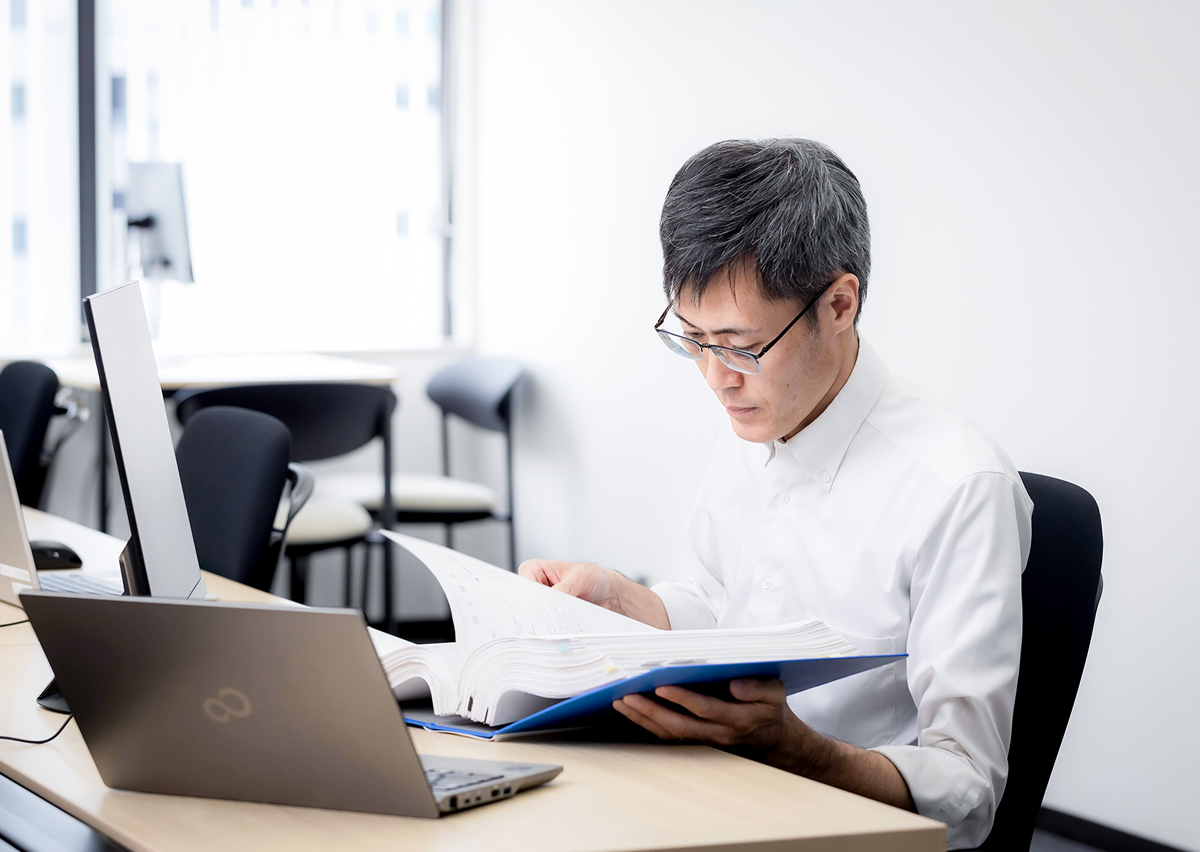 資料を見る男性社員