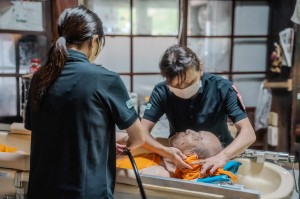 訪問入浴の介護ヘルパー／介護職未経験OK／チーム作業で安心感抜群