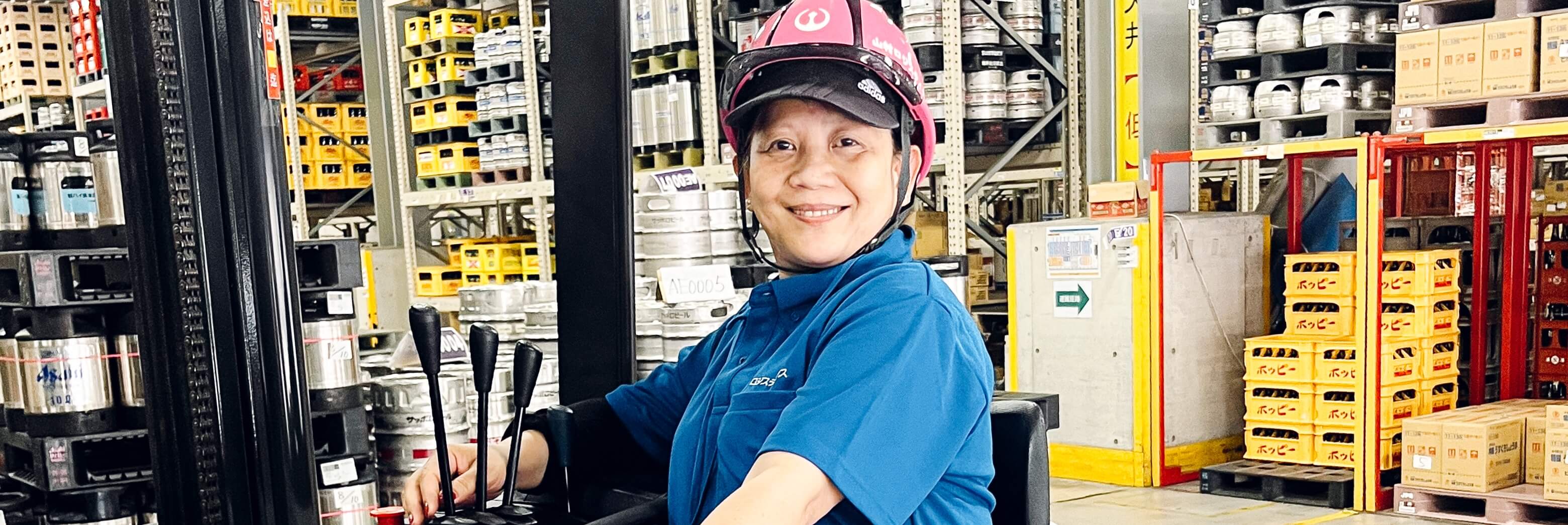 笑顔の女性従業員