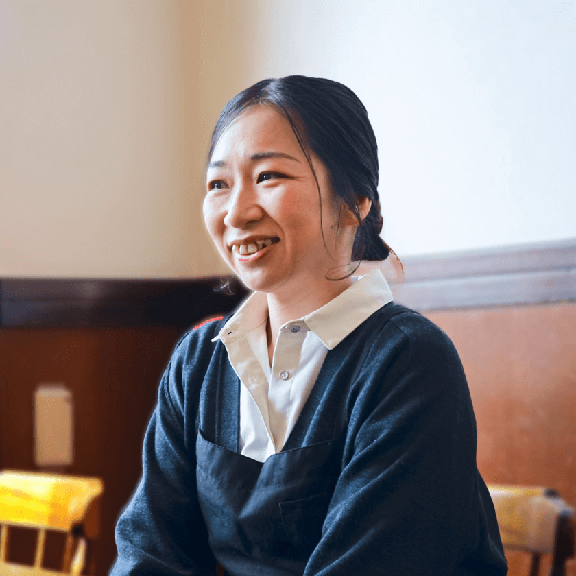 笑顔のレストラン担当女性社員