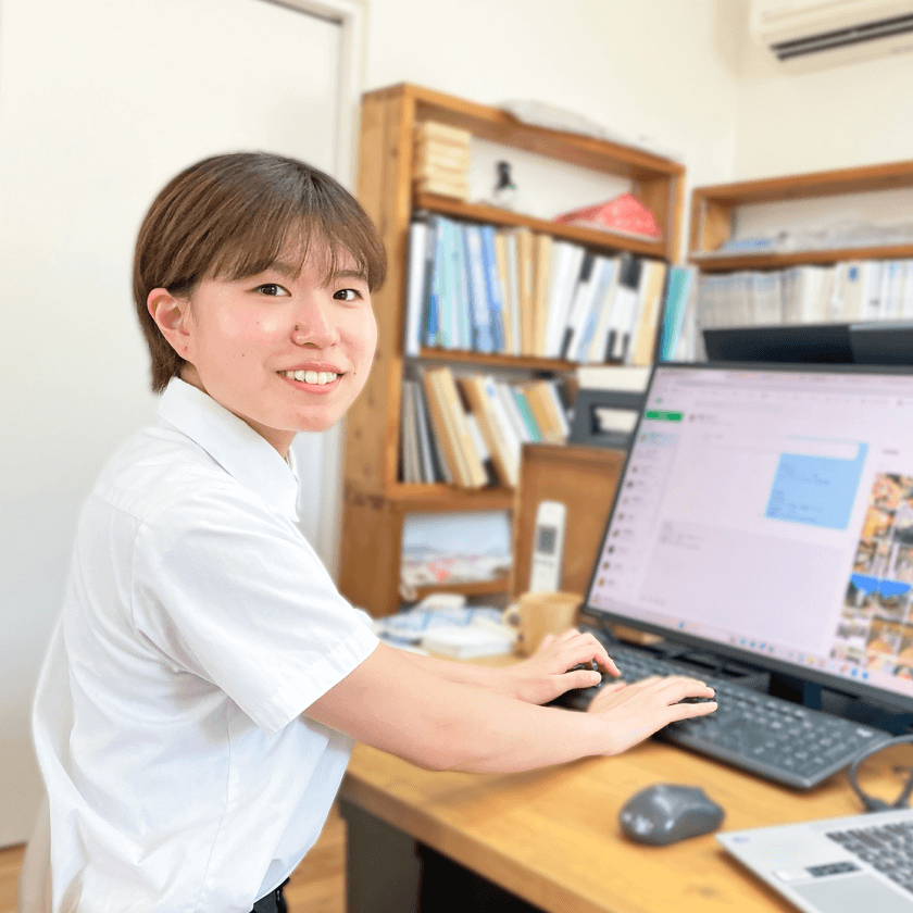 笑顔の総務部女性社員