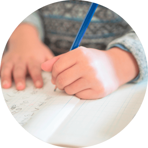 勉強している子供