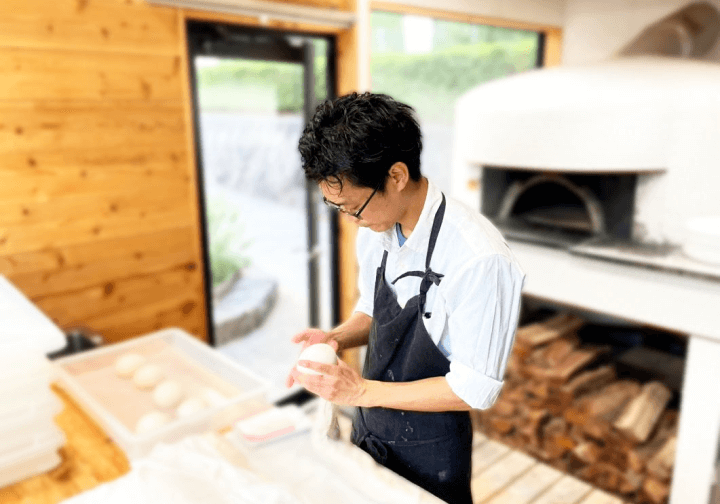 調理する男性スタッフ