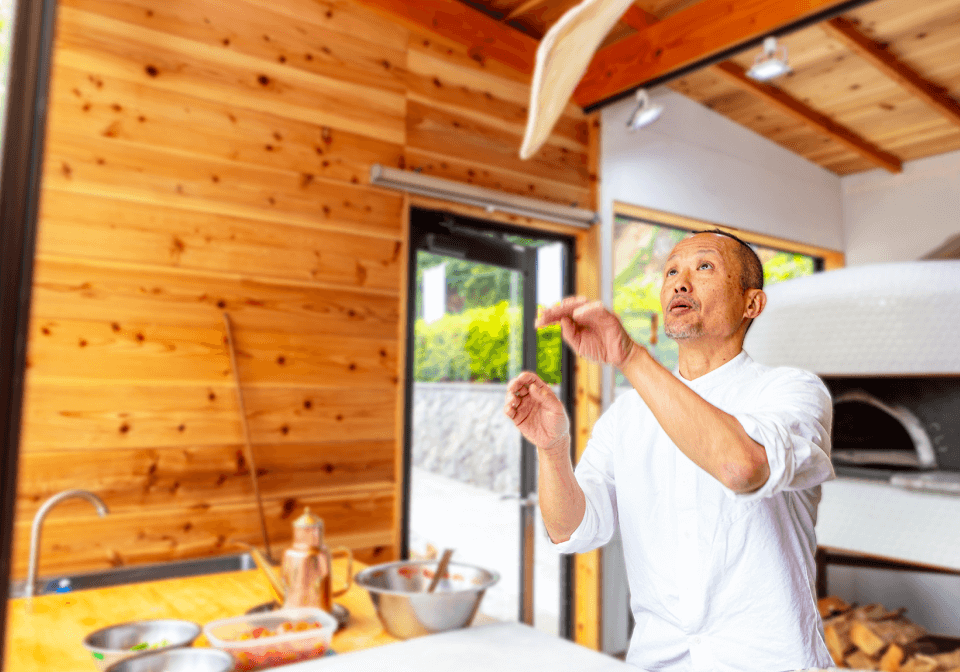 ピザ生地を作る男性社員