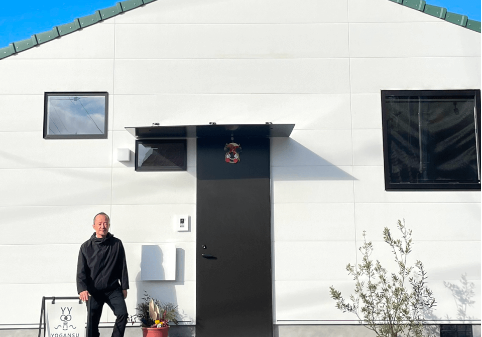 建物外観と男性社員